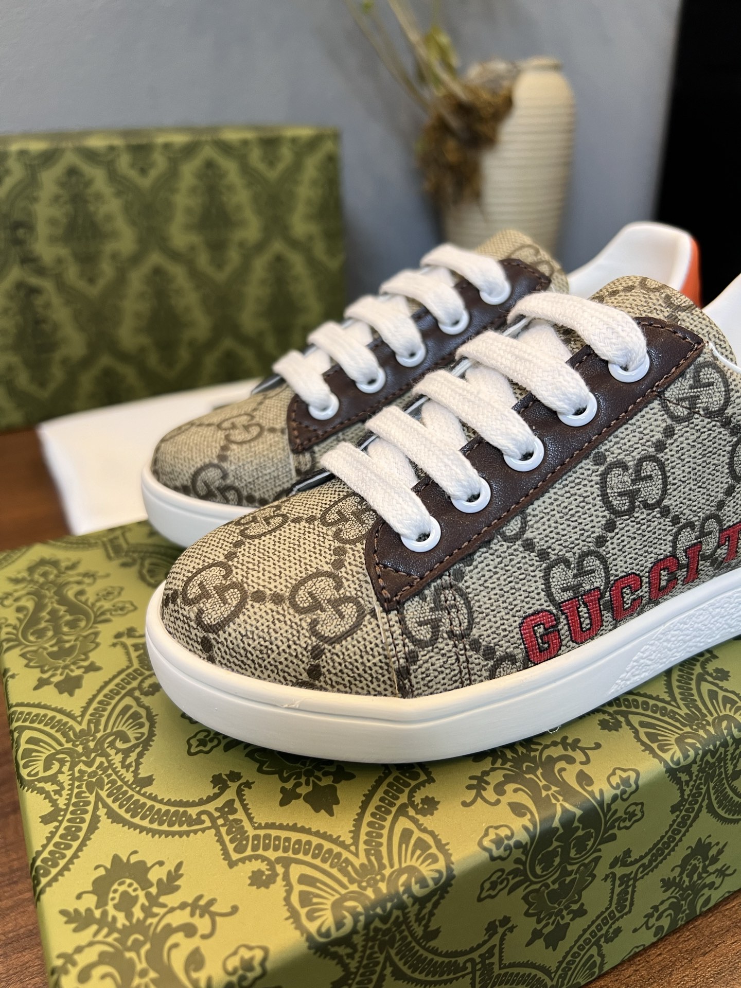 Children's shoes child